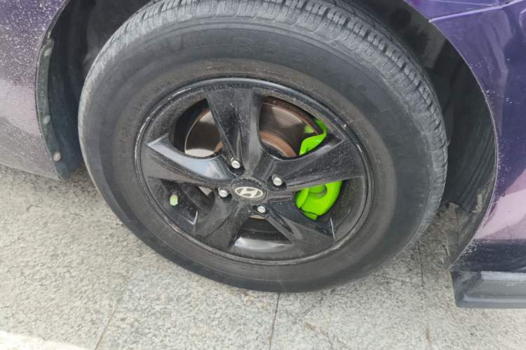 Used Hyundai Verna (older generation) 2014 1.4L Automatic Leading-Edge GLX Right Front Wheel Hub