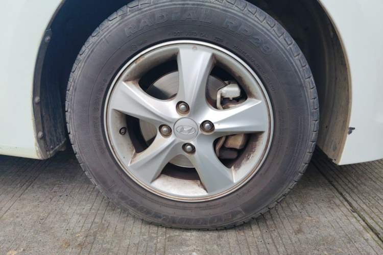 Used Hyundai Verna (older generation) 2014 1.4L Automatic Smart GLS Right Front Wheel Hub