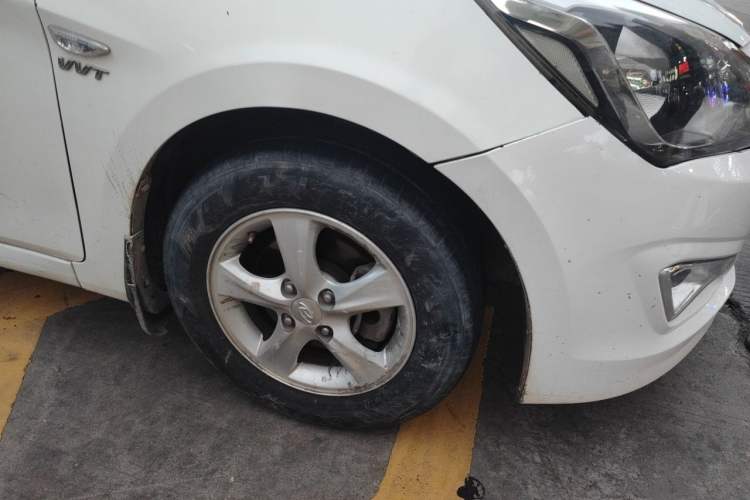 Used Hyundai Verna (older generation) 2014 1.4L Automatic Leading-Edge GLX Right Front Wheel Hub