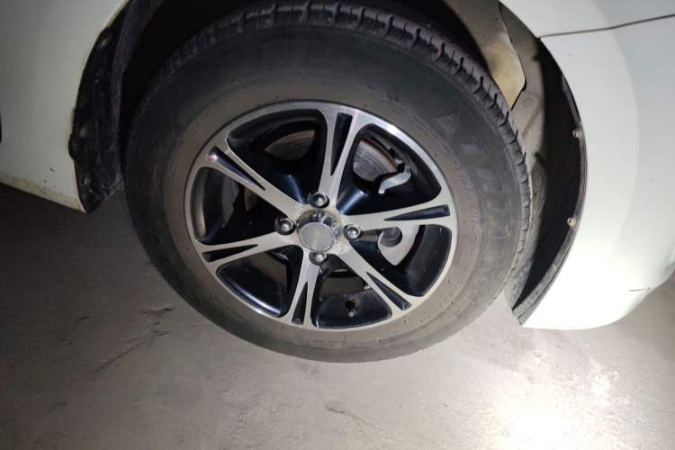 Used Hyundai Verna (older generation) 2014 1.4L Manual Smart GLS Trim Right Front Wheel Hub