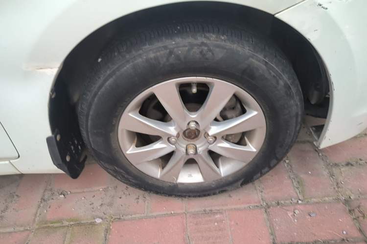 Used Hyundai Verna (older generation) 2014 1.4L Manual Smart GLS Trim Right Front Wheel Hub