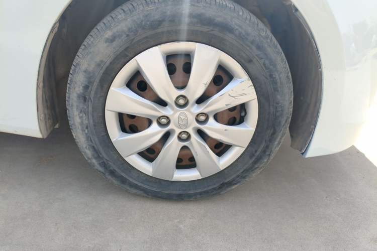 Used Hyundai Verna (older generation) 2014 1.4L Manual Smart GLS Trim Right Front Wheel Hub