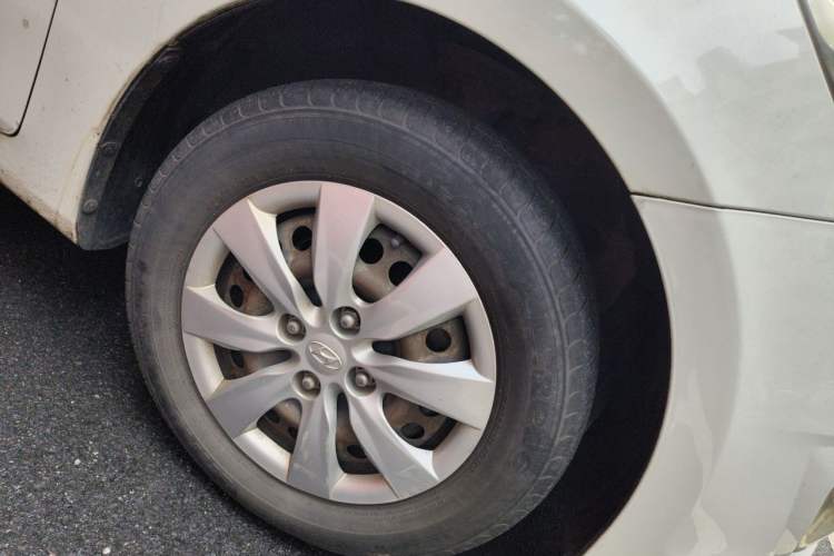 Used Hyundai Verna (older generation) 2014 1.4L Manual Smart GLS Trim Right Front Wheel Hub