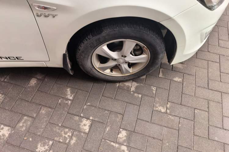 Used Hyundai Verna (older generation) 2014 1.4L Manual Smart GLS Trim Right Front Wheel Hub