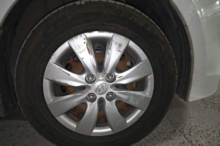 Used Hyundai Verna (older generation) 2014 1.4L Manual Smart GLS Trim Right Front Wheel Hub