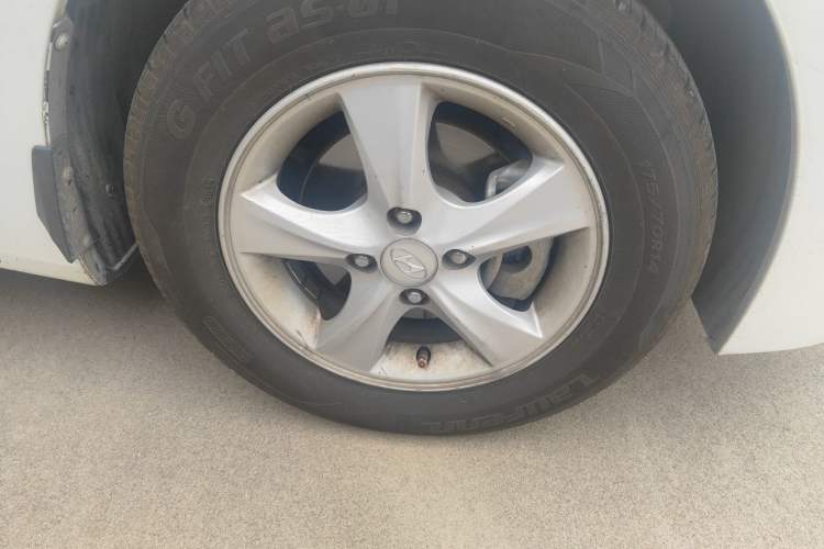 Used Hyundai Verna (older generation) 2014 1.4L Automatic Smart GLS Right Front Wheel Hub