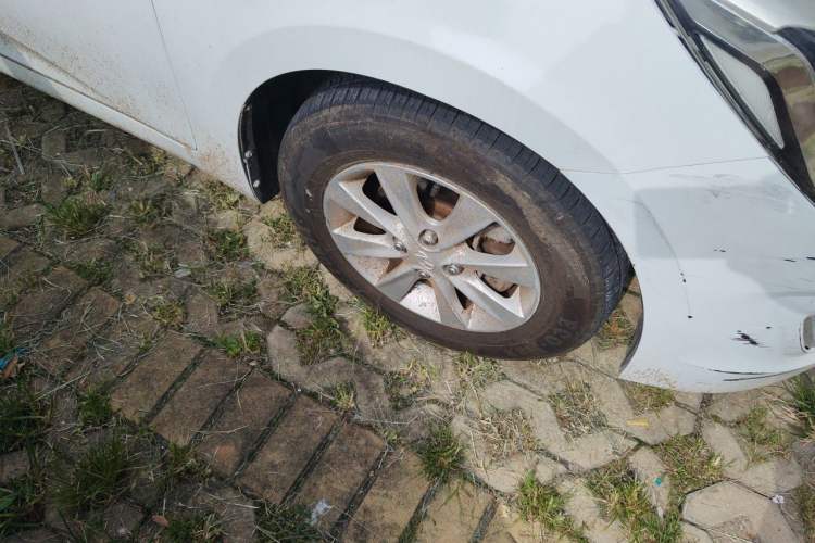 Used Hyundai Verna (older generation) 2014 1.4L Manual Smart GLS Trim Right Front Wheel Hub