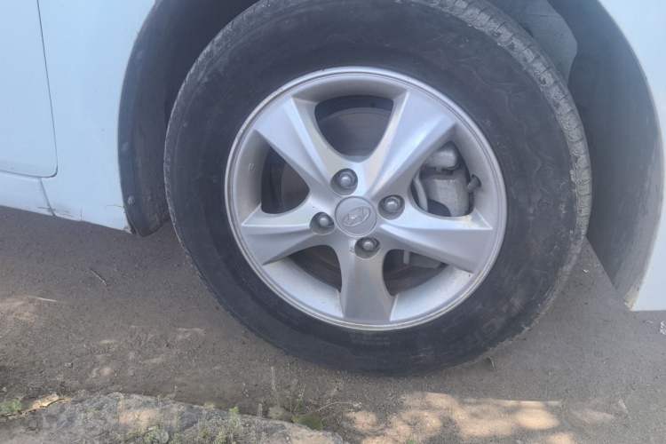 Used Hyundai Verna (older generation) 2014 1.4L Automatic Smart GLS Right Front Wheel Hub
