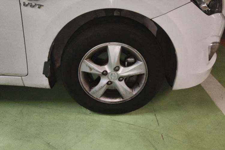 Used Hyundai Verna (older generation) 2014 1.4L Automatic Leading-Edge GLX Right Front Wheel Hub