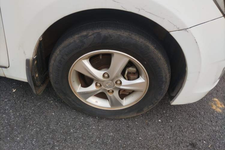 Used Hyundai Verna (older generation) 2014 1.4L Automatic Smart GLS Right Front Wheel Hub