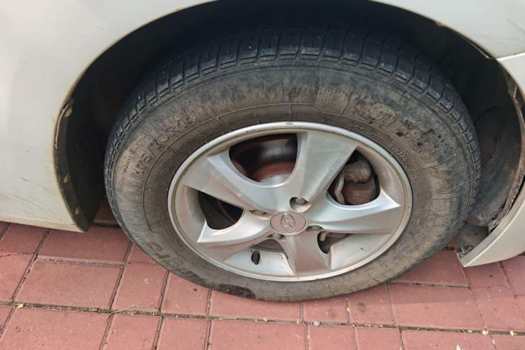 Used Hyundai Verna (older generation) 2014 1.4L Automatic Smart GLS Right Front Wheel Hub