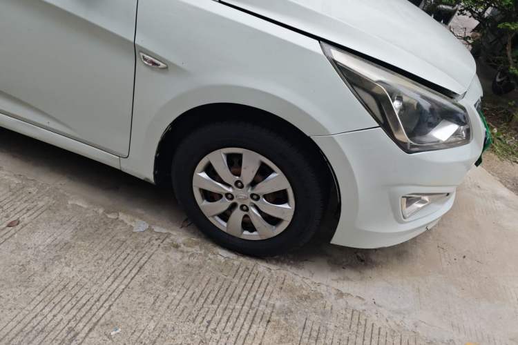 Used Hyundai Verna (older generation) 2014 1.4L Manual Smart GLS Trim Right Front Wheel Hub