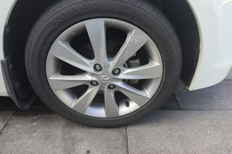 Used Hyundai Verna (older generation) 2014 1.6L Automatic Leading-Edge GLX Right Front Wheel Hub