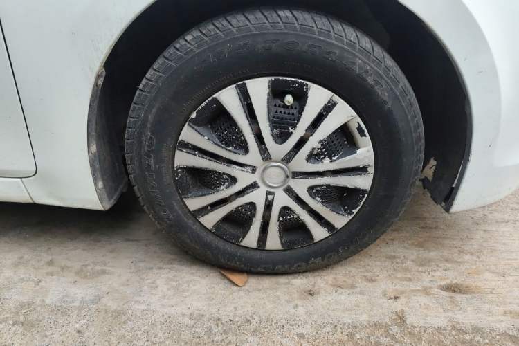 Used Hyundai Verna (older generation) 2014 1.4L Manual Smart GLS Trim Right Front Wheel Hub