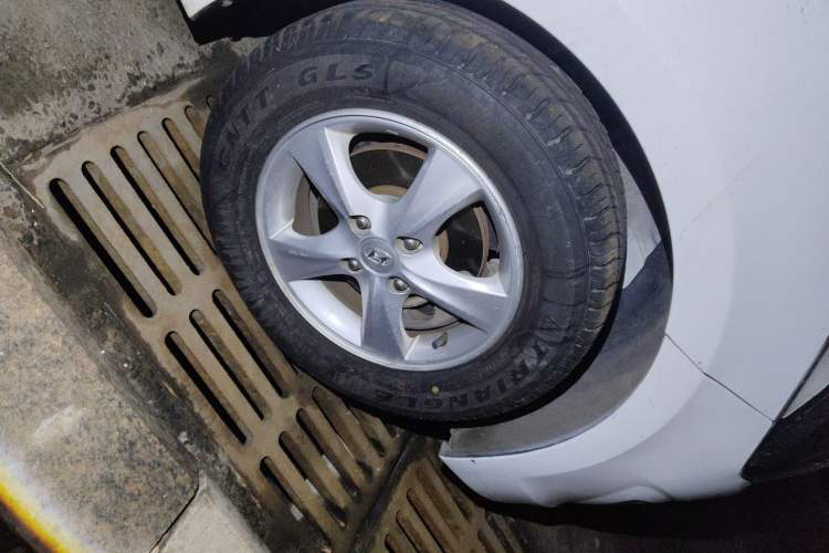 Used Hyundai Verna (older generation) 2014 1.4L Automatic Smart GLS Right Front Wheel Hub