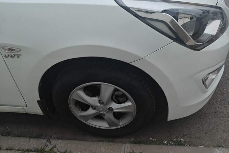 Used Hyundai Verna (older generation) 2014 1.4L Automatic Smart GLS Right Front Wheel Hub