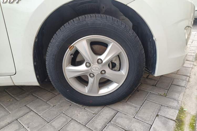Used Hyundai Verna (older generation) 2014 1.4L Automatic Smart GLS Right Front Wheel Hub