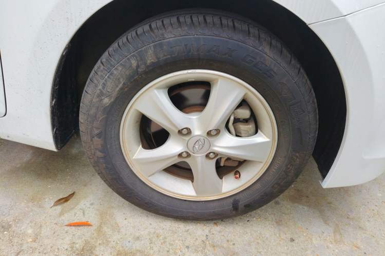 Used Hyundai Verna (older generation) 2014 1.4L Manual Smart GLS Trim Right Front Wheel Hub