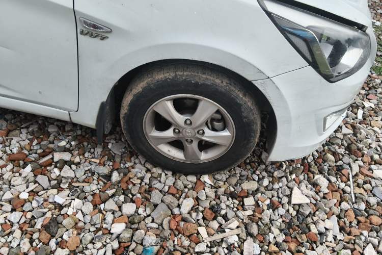 Used Hyundai Verna (older generation) 2014 1.4L Automatic Smart GLS Right Front Wheel Hub