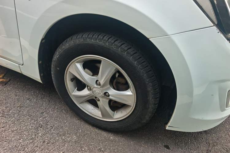 Used Hyundai Verna (older generation) 2014 1.4L Automatic Smart GLS Right Front Wheel Hub