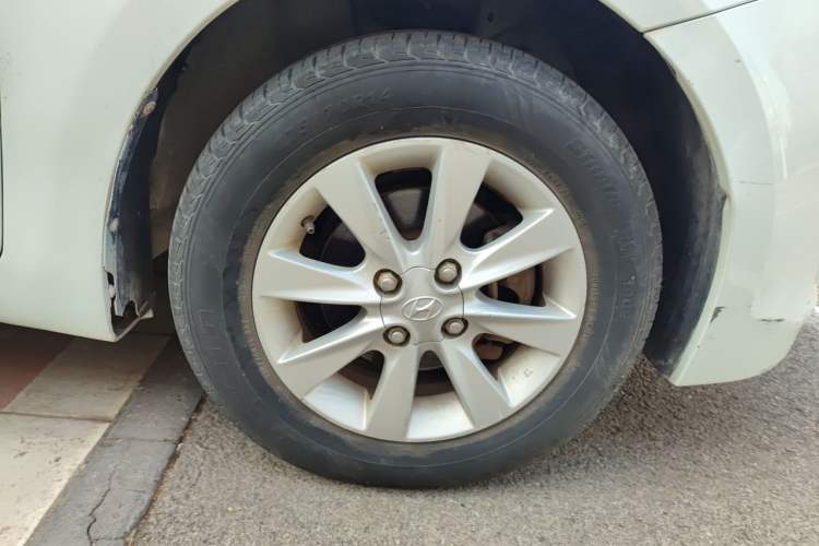 Used Hyundai Verna (older generation) 2014 1.4L Manual Smart GLS Trim Right Front Wheel Hub