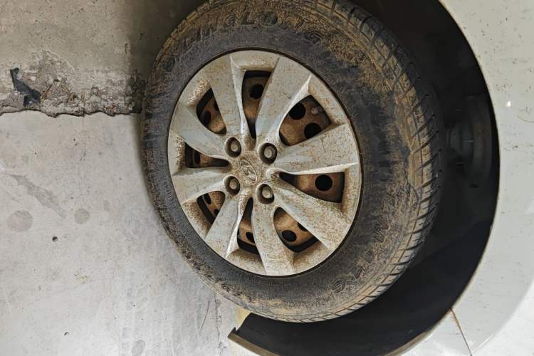 Used Hyundai Verna (older generation) 2014 1.4L Manual Smart GLS Trim Right Front Wheel Hub