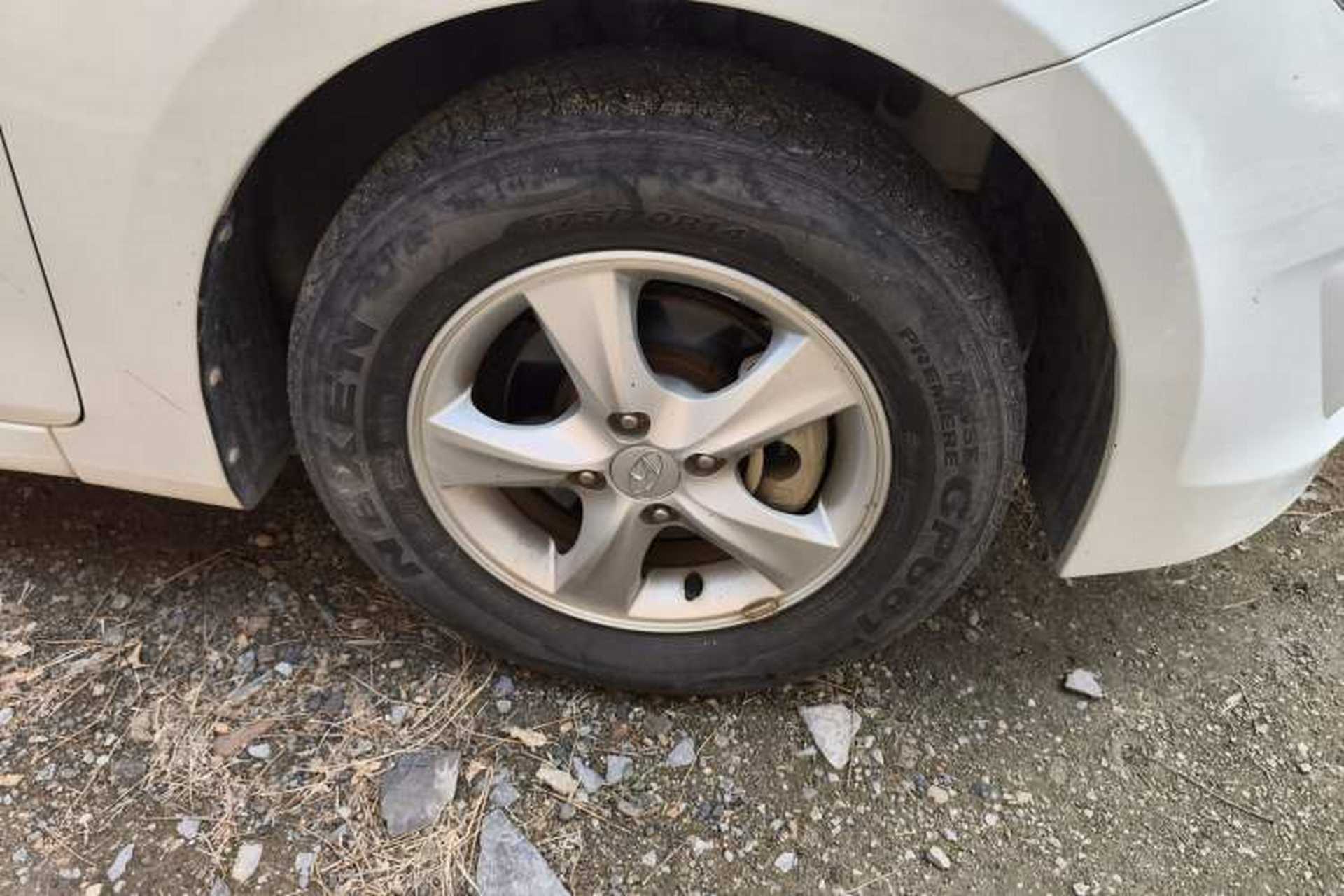 Used Hyundai Verna (older generation) 2014 1.4L Manual Smart GLS Trim Right Front Wheel Hub