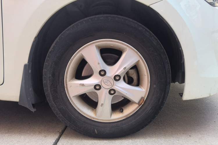 Used Hyundai Verna (older generation) 2014 1.4L Automatic Smart GLS Right Front Wheel Hub