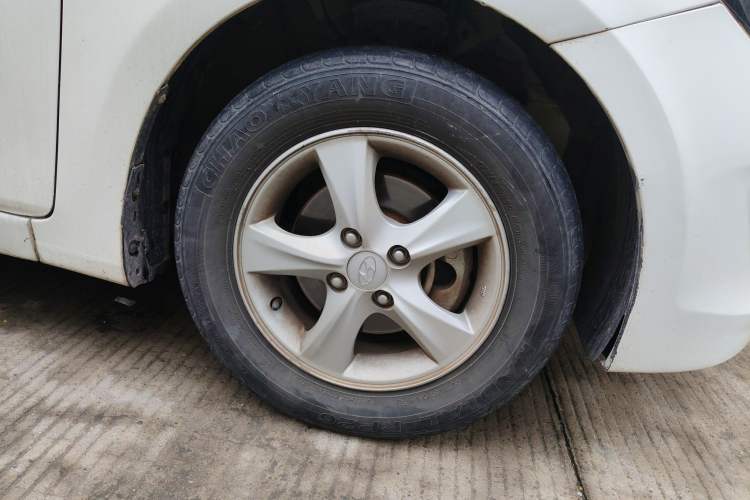 Used Hyundai Verna (older generation) 2014 1.4L Automatic Smart GLS Right Front Wheel Hub
