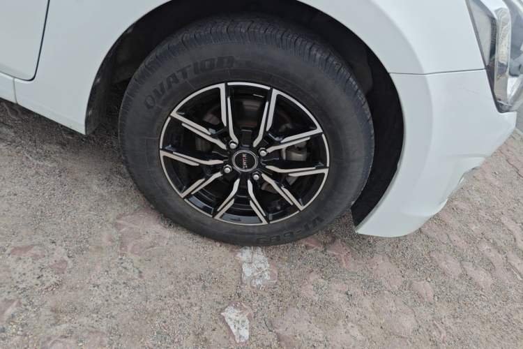Used Hyundai Verna (older generation) 2014 1.4L Manual Smart GLS Trim Right Front Wheel Hub