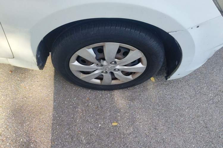 Used Hyundai Verna (older generation) 2014 1.4L Manual Smart GLS Trim Right Front Wheel Hub