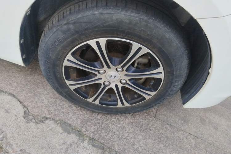Used Hyundai Verna (older generation) 2014 1.4L Manual Smart GLS Trim Right Front Wheel Hub