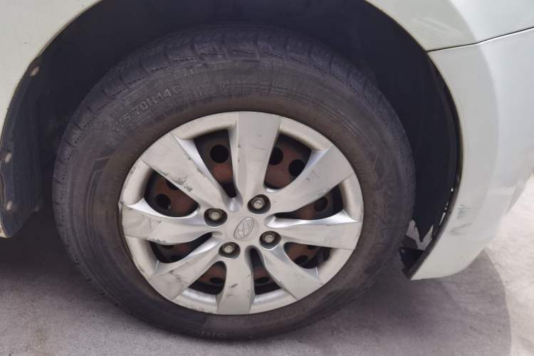Used Hyundai Verna (older generation) 2014 1.4L Manual Smart GLS Trim Right Front Wheel Hub