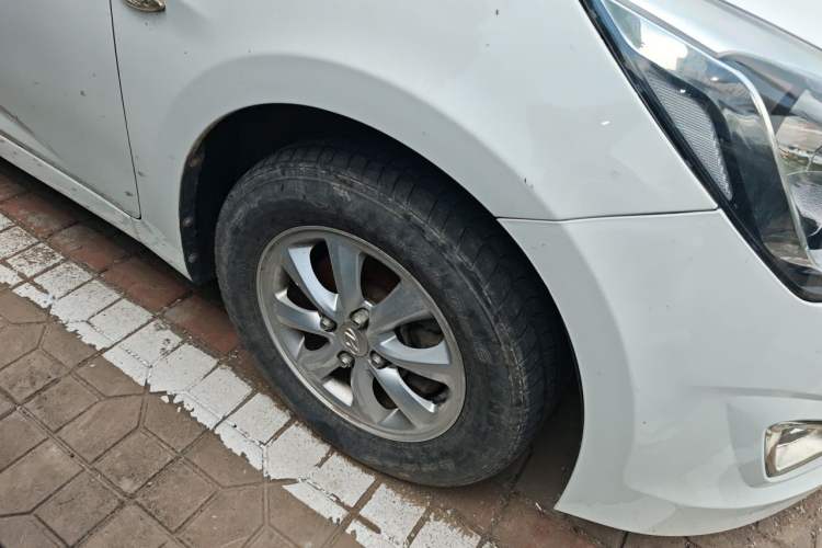 Used Hyundai Verna (older generation) 2014 1.4L Manual Smart GLS Trim Right Front Wheel Hub