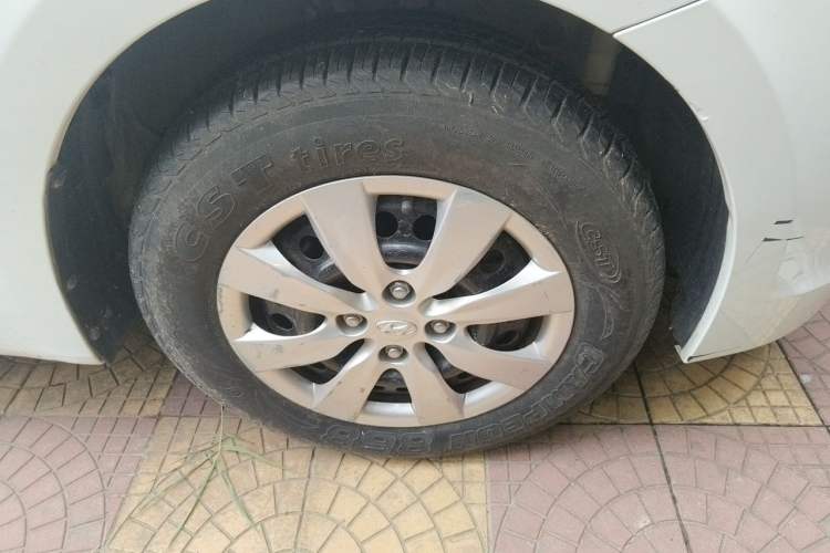 Used Hyundai Verna (older generation) 2014 1.4L Manual Smart GLS Trim Right Front Wheel Hub