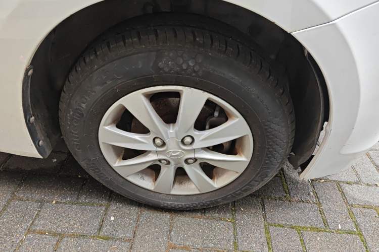 Used Hyundai Verna (older generation) 2014 1.4L Manual Smart GLS Trim Right Front Wheel Hub