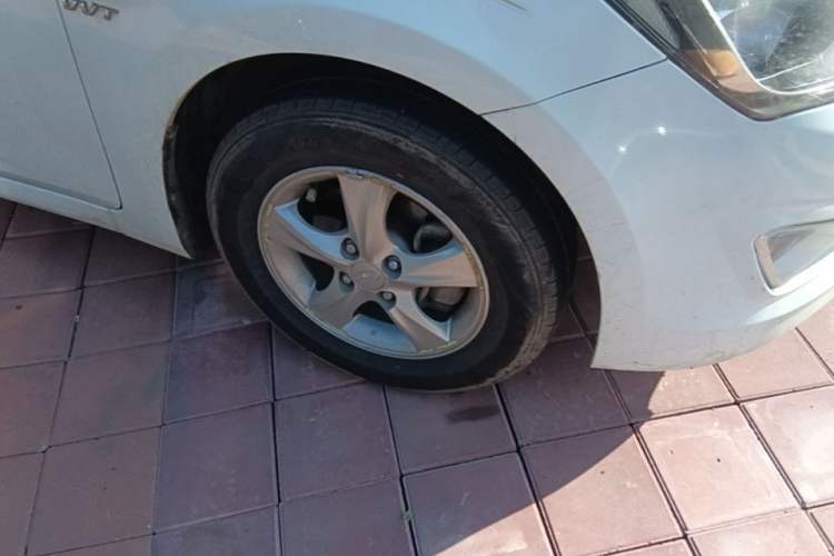 Used Hyundai Verna (older generation) 2014 1.4L Automatic Smart GLS Right Front Wheel Hub