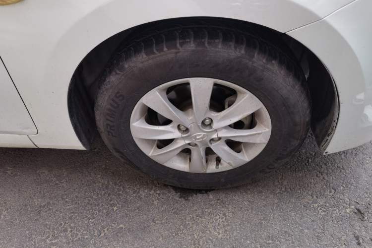 Used Hyundai Verna (older generation) 2014 1.4L Manual Smart GLS Trim Right Front Wheel Hub