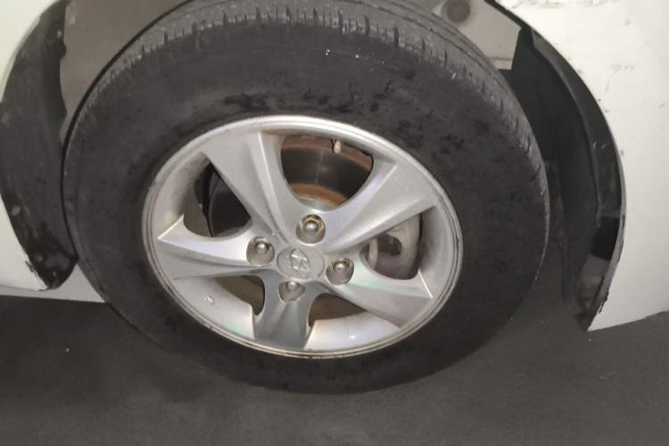Used Hyundai Verna (older generation) 2014 1.4L Automatic Smart GLS Right Front Wheel Hub