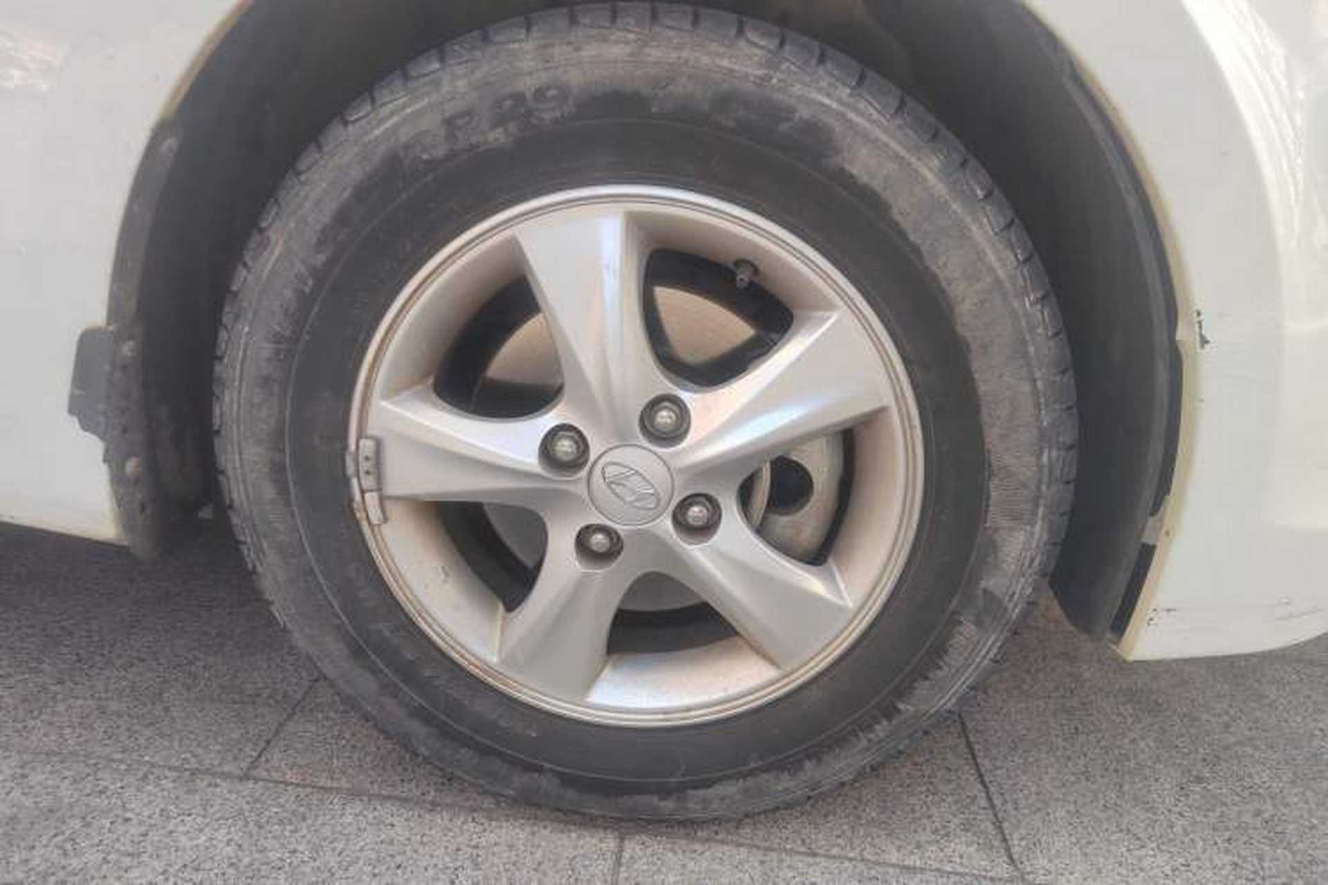Used Hyundai Verna (older generation) 2014 1.4L Automatic Leading-Edge GLX Right Front Wheel Hub