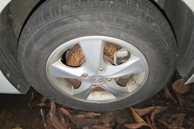 Used Hyundai Verna (older generation) 2014 1.4L Automatic Smart GLS Right Front Wheel Hub