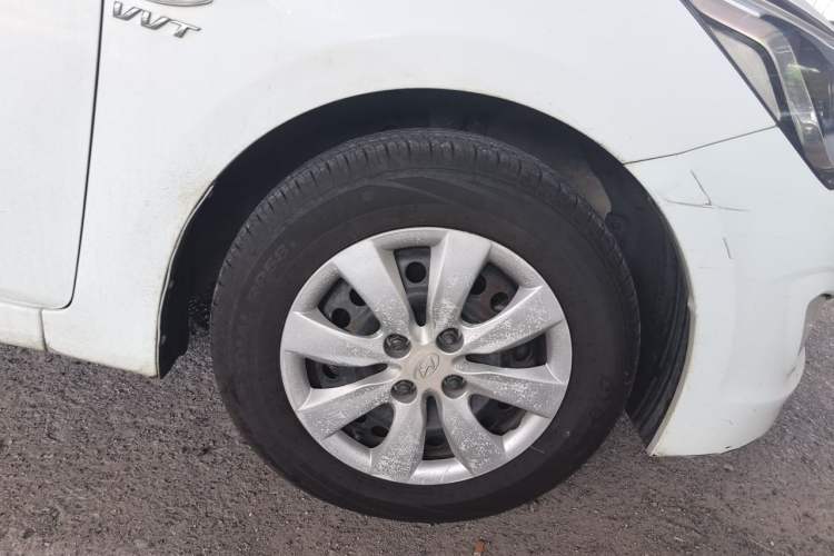 Used Hyundai Verna (older generation) 2014 1.4L Manual Smart GLS Trim Right Front Wheel Hub