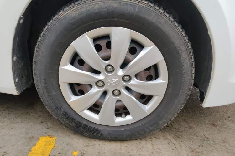 Used Hyundai Verna (older generation) 2014 1.4L Manual Smart GLS Trim Right Front Wheel Hub
