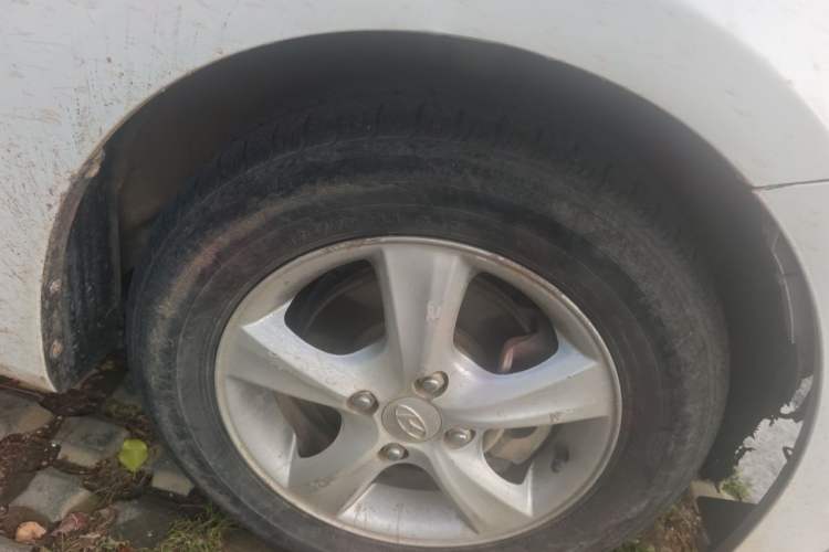 Used Hyundai Verna (older generation) 2014 1.4L Manual Smart GLS Trim Right Front Wheel Hub