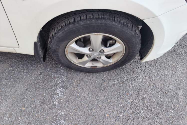 Used Hyundai Verna (older generation) 2014 1.4L Manual Smart GLS Trim Right Front Wheel Hub