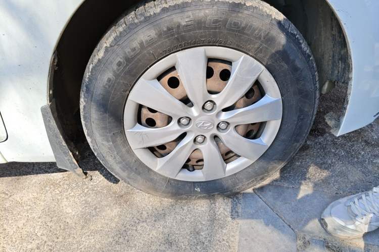 Used Hyundai Verna (older generation) 2014 1.4L Manual Smart GLS Trim Right Front Wheel Hub
