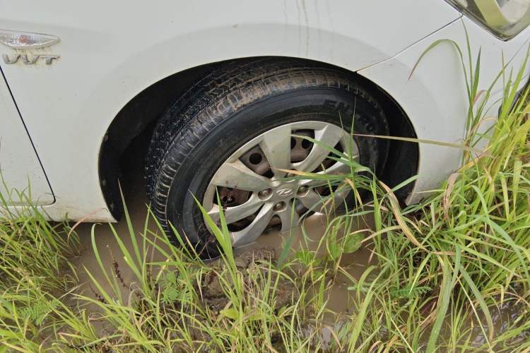 Used Hyundai Verna (older generation) 2014 1.4L Manual Fashion GS Model Right Front Wheel Hub