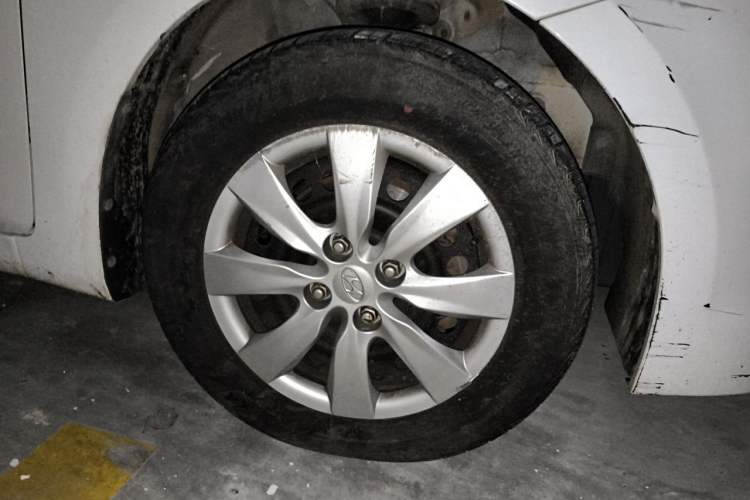 Used Hyundai Verna (older generation) 2014 1.4L Manual Smart GLS Trim Right Front Wheel Hub