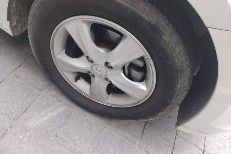 Used Hyundai Verna (older generation) 2014 1.4L Automatic Smart GLS Right Front Wheel Hub