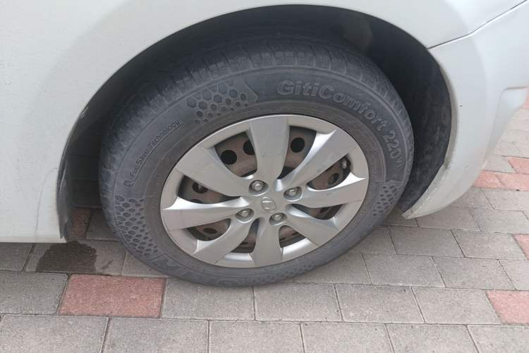 Used Hyundai Verna (older generation) 2014 1.4L Manual Smart GLS Trim Right Front Wheel Hub